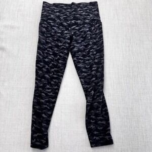 Athleta Salutation Stash Pocket II Printed 7/8 Tight Camo Leggings Grey Black M‎